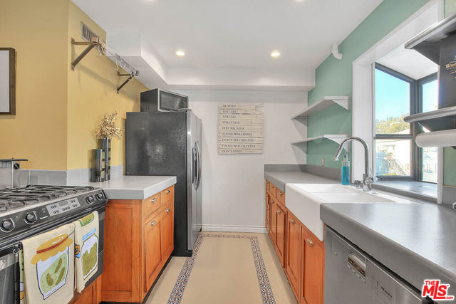 5920 Chula Vista Way, Los Angeles CA: https://media.crmls.org/mediaz/3b086246-9d17-4b49-8cbd-657a0861a87a.jpg