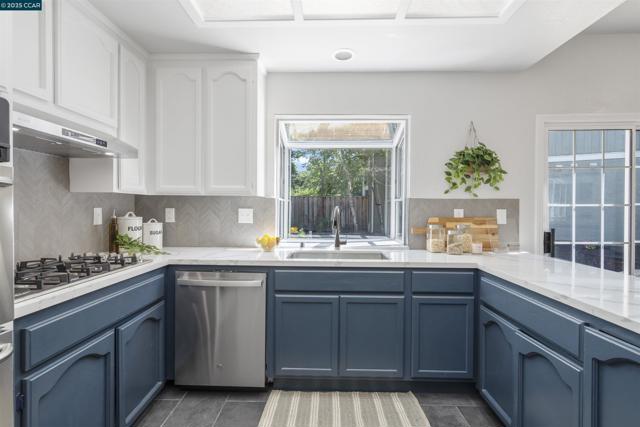 5 Stuart Place, Danville CA: https://media.crmls.org/mediaz/3b0b678e-1da0-4b8d-91eb-54720b712ca6.jpg