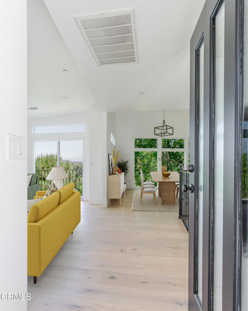 Detail Gallery Image 3 of 21 For 2409 Yorkshire Dr, Los Angeles,  CA 90065 - 3 Beds | 2/1 Baths