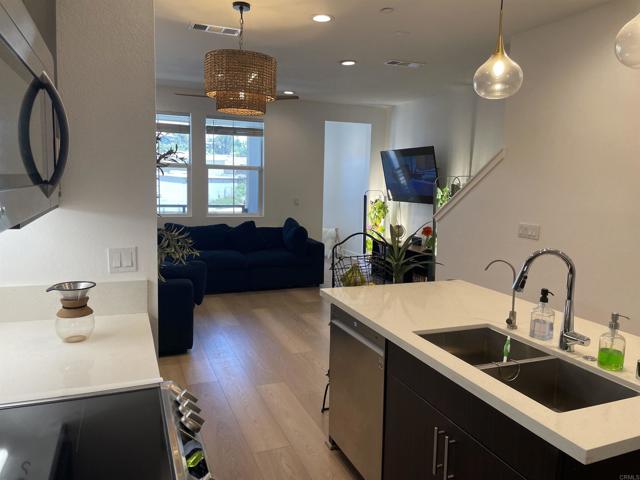 Detail Gallery Image 3 of 7 For 7641 University Ave #105,  La Mesa,  CA 91942 - 3 Beds | 3 Baths