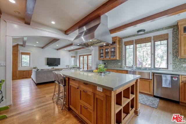 933 W Venezia Avenue, Venice CA: https://media.crmls.org/mediaz/3b0d4a1b-5035-4208-afc5-13a68b711b2a.jpg