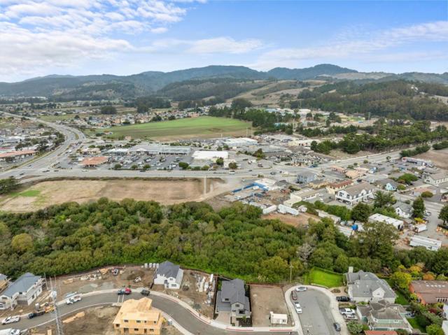 587 Creekside Court, Half Moon Bay CA: https://media.crmls.org/mediaz/3b0ee087-3849-4677-9dc6-662c42b43cbe.jpg