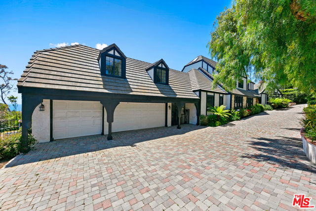 29528 Harvester Road, Malibu CA: https://media.crmls.org/mediaz/3b0efd1e-f170-4bca-aa11-b1fab47d5b6d.jpg