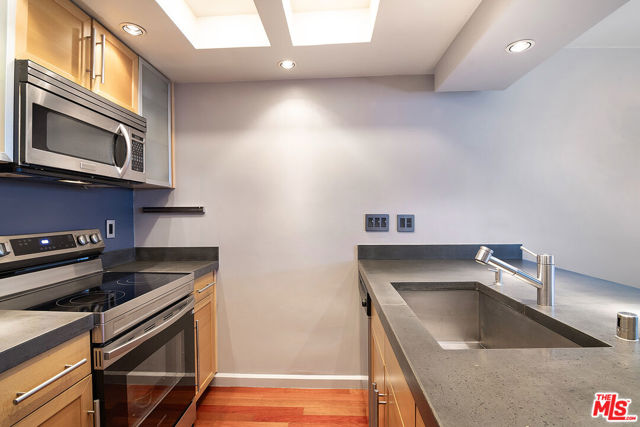740 N Kings Road, West Hollywood CA: https://media.crmls.org/mediaz/3b0f1dbc-a6f6-4e88-bfbd-4b5555423186.jpg