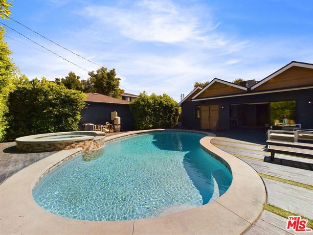 5109 Longridge Avenue, Sherman Oaks, California 91423, 4 Bedrooms Bedrooms, ,5 BathroomsBathrooms,Single Family Residence,For Sale,Longridge,24426829