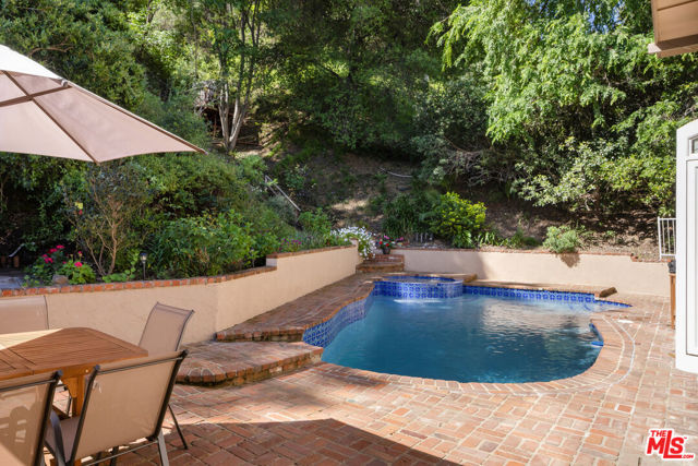 3735 Montuso Place, Encino CA: https://media.crmls.org/mediaz/3b0f27dc-d55e-45e4-bbf6-a1b9ac90129c.jpg