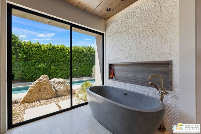 1 Sterling Ridge Drive, Rancho Mirage CA: https://media.crmls.org/mediaz/3b0fcb66-c750-462c-bb4a-0dfcb89801d2.jpg