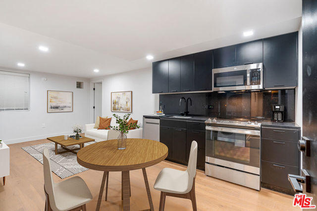 12320 MONTANA Avenue, Los Angeles CA: https://media.crmls.org/mediaz/3b1138b9-debf-4e9b-9f44-f96f83ffef7b.jpg
