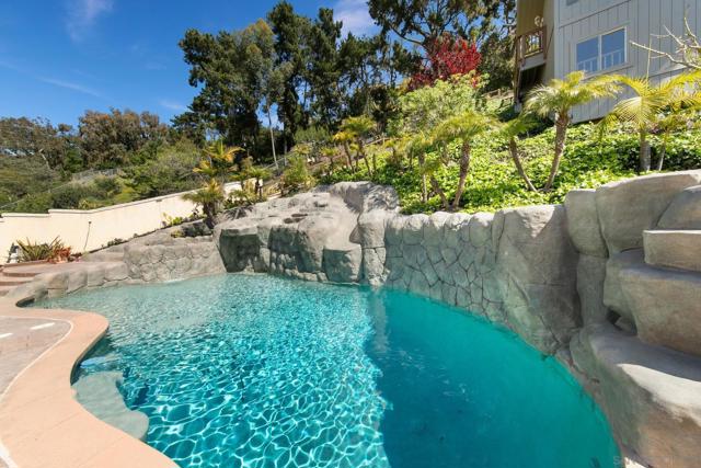 6937 Paseo Laredo, La Jolla CA: https://media.crmls.org/mediaz/3b114dbd-58ae-4871-a4d6-4e1c526709e6.jpg