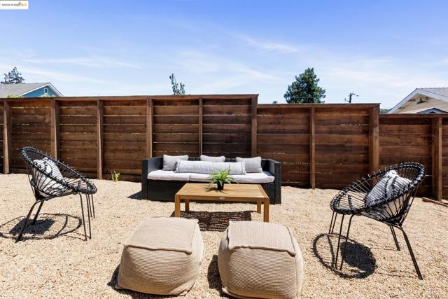 2391 Rancho Rd, El Sobrante CA: https://media.crmls.org/mediaz/3b131308-ba6a-4385-b71e-75f39efad85d.jpg