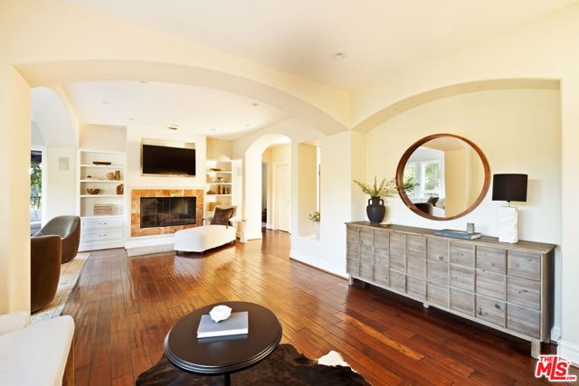 2505 Bowmont Drive, Beverly Hills CA: https://media.crmls.org/mediaz/3b13876a-1c1d-4115-b587-5e0a1d20cee8.jpg