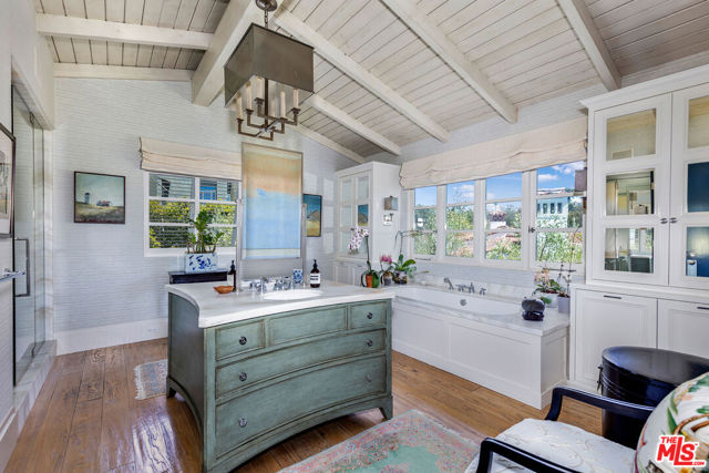 271 Amalfi Drive, Santa Monica CA: https://media.crmls.org/mediaz/3b13aae7-3391-4ecf-be86-5a0070084642.jpg