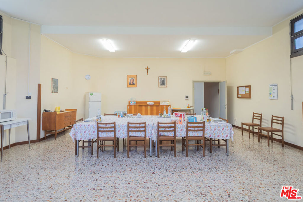 https://media.crmls.org/mediaz/3b13c04d-d9d2-45d5-9ff6-e9098b1aa83e.jpg?preset=X-Large