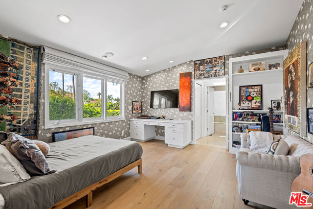 10424 Valley Spring Lane, Toluca Lake CA: https://media.crmls.org/mediaz/3b14635b-1d71-4833-8fee-2541db75e44a.jpg