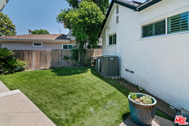 4909 Encino Terrace, Encino CA: https://media.crmls.org/mediaz/3b1476a9-baf4-4ad4-aab2-67c5eea749d6.jpg