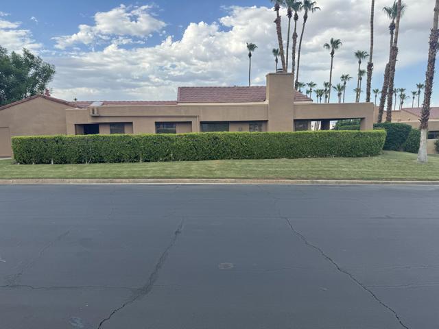 49148 Quercus Lane, Palm Desert CA: https://media.crmls.org/mediaz/3b154e38-2126-4214-b03f-21b09567ea2b.jpg