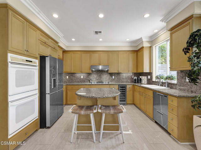 3865 Briar Ridge Court, Newbury Park CA: https://media.crmls.org/mediaz/3b15eda4-05d9-4c03-866d-6ea96ba12797.jpg