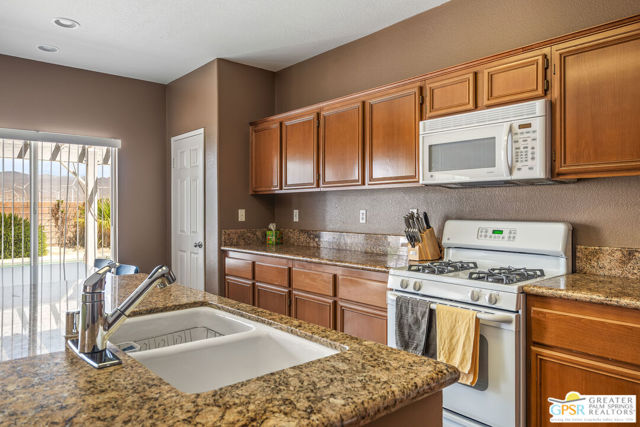1238 Vista Sol, Palm Springs CA: https://media.crmls.org/mediaz/3b16834d-d46d-4212-8a7e-900d24b74526.jpg