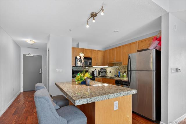 1240 India St, San Diego CA: https://media.crmls.org/mediaz/3b168496-5444-460f-aeb7-c12b54fa3350.jpg