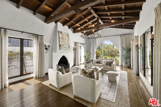 2714 Forrester Drive, Los Angeles CA: https://media.crmls.org/mediaz/3b1aaf1c-eef0-4cab-8f8d-a4ce7c69e6bb.jpg