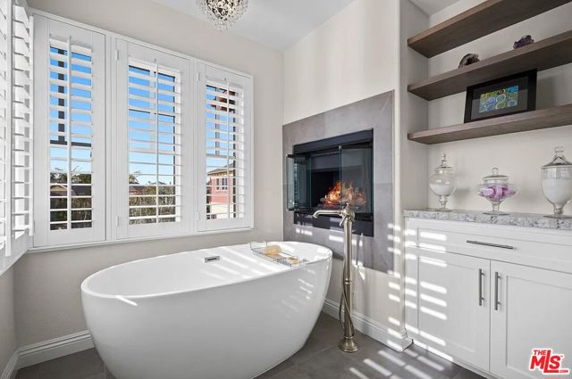 2584 Bungalow Place, Corona del Mar CA: https://media.crmls.org/mediaz/3b1ca263-d574-485b-b1bf-0f6778519bc9.jpg