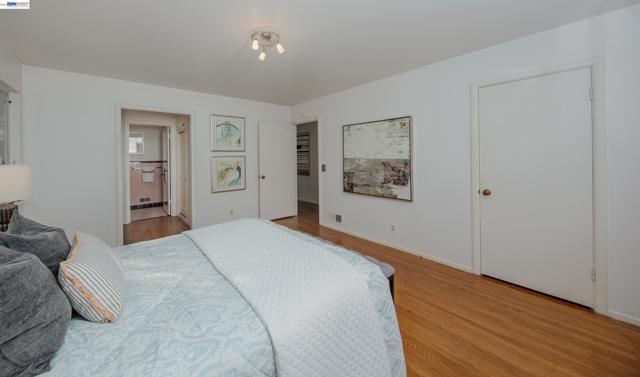 1785 Holly Ave, Menlo Park CA: https://media.crmls.org/mediaz/3b1d15a2-0774-4f20-b1b8-6c0e4c8461a0.jpg