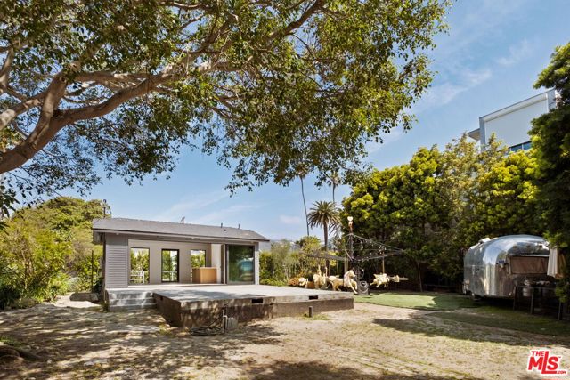 408 Linnie Canal, Venice CA: https://media.crmls.org/mediaz/3b1d2dd7-2fd5-4e39-9455-3970c29df377.jpg