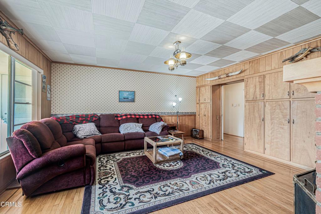 https://media.crmls.org/mediaz/3b1de4df-eb57-4318-a914-0da15d137229.jpg?preset=X-Large