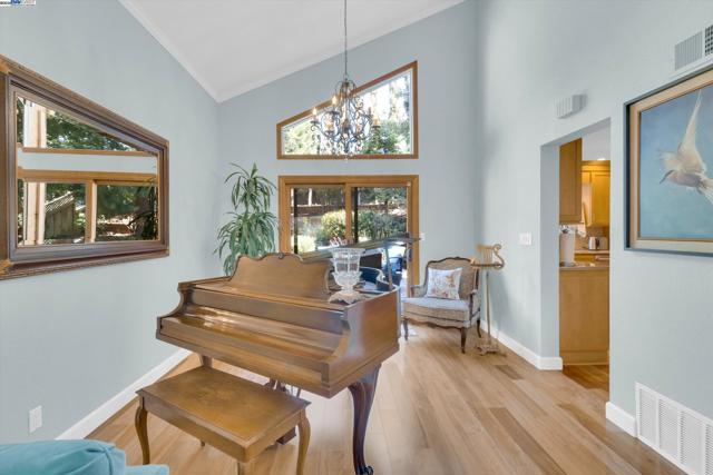2277 Stillcreek Ct, Martinez CA: https://media.crmls.org/mediaz/3b1f0abe-482e-4f0f-b663-2f2669a81411.jpg