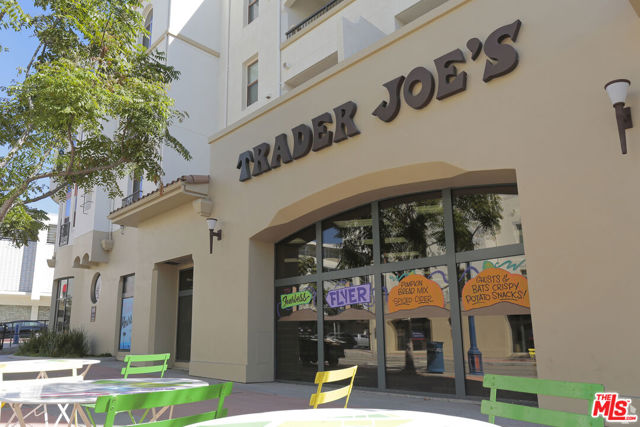 1041 E Glendon Avenue, Los Angeles CA: https://media.crmls.org/mediaz/3b1f6bb0-4054-42eb-a15c-088781760e0d.jpg