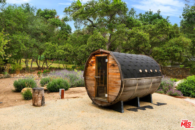 918 Palomar Road, Ojai CA: https://media.crmls.org/mediaz/3b1fb092-7849-4e36-8a8b-55ddcd716106.jpg