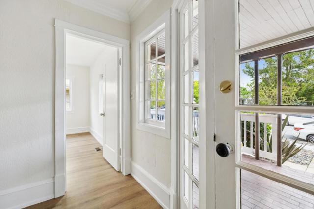 1117 Chula Vista Avenue, Burlingame CA: https://media.crmls.org/mediaz/3b1fff30-87bb-487d-a23d-60fba761603c.jpg