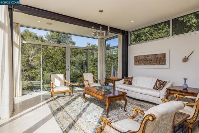 2 Crane Ct, Orinda CA: https://media.crmls.org/mediaz/3b209f83-567c-4cc1-98a5-0007b950258d.jpg