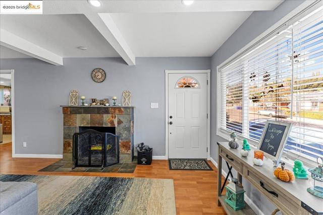 18943 Crest Ave, Castro Valley CA: https://media.crmls.org/mediaz/3b217c9b-40aa-4e6e-a2a5-44e527e82302.jpg