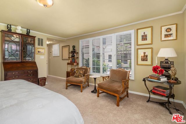 434 S Muirfield Road, Los Angeles CA: https://media.crmls.org/mediaz/3b21dc49-8b25-4aa9-aed0-0f085e3bb491.jpg