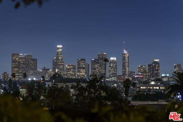 5181 Franklin Avenue, Los Angeles CA: https://media.crmls.org/mediaz/3b21f54a-d560-4c8a-b650-a69db2372b9d.jpg