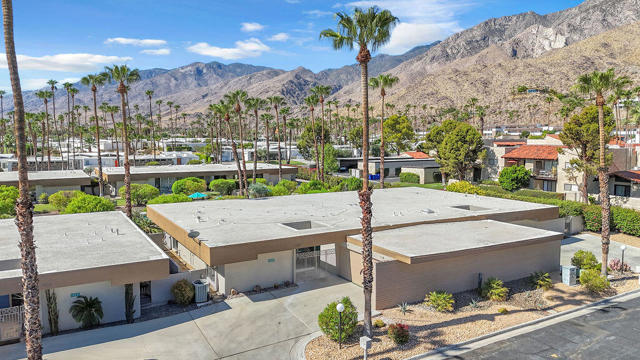 469 E Mariposa Drive, Palm Springs CA: https://media.crmls.org/mediaz/3b22ca90-6f56-4727-b4f1-a696cf6302ae.jpg