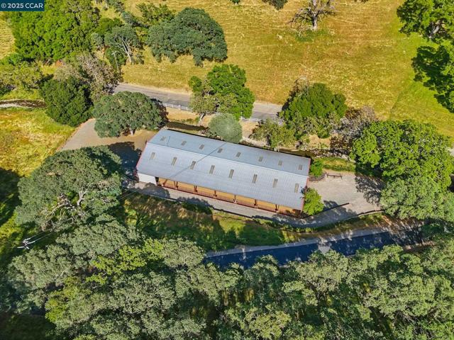 2000 Curry Canyon Rd, Clayton CA: https://media.crmls.org/mediaz/3b22d04a-2cd2-4f6b-8ebf-a19b95243685.jpg