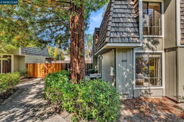 1660 San Luis Rd, Walnut Creek CA: https://media.crmls.org/mediaz/3b22e2ba-01ba-4fe3-9336-c613cec1c54e.jpg