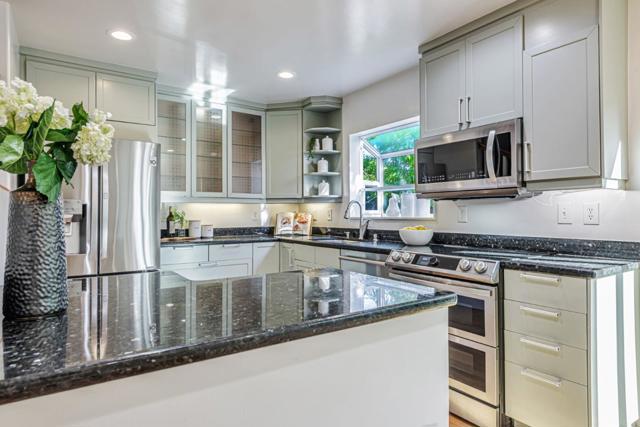 3704 Fair Oaks Avenue, Menlo Park CA: https://media.crmls.org/mediaz/3b2397f5-87fb-4f6a-abd0-0e70837211a3.jpg