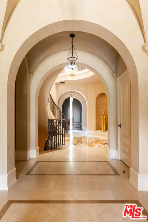 https://media.crmls.org/mediaz/3b241880-683c-4218-a2ff-b76e331d5303.jpg?preset=X-Large