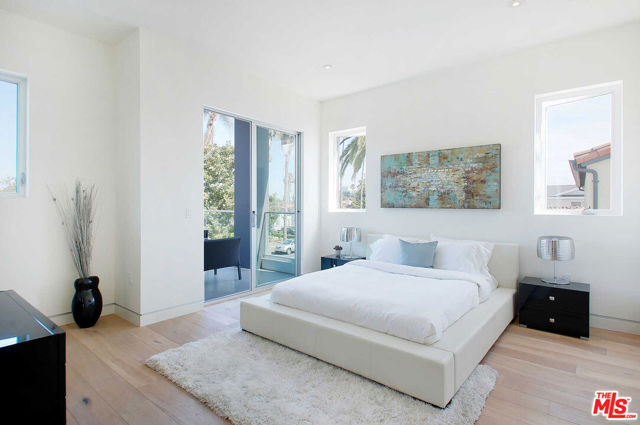 429 N Sweetzer Avenue, Los Angeles CA: https://media.crmls.org/mediaz/3b246f18-e831-4f15-b37c-18a3ba90fa6f.jpg