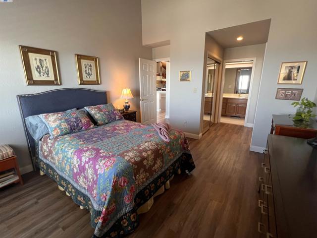 37 Binnacle Hl, Oakland CA: https://media.crmls.org/mediaz/3b24726b-1d58-44d0-b70f-d4bcd6e479d0.jpg
