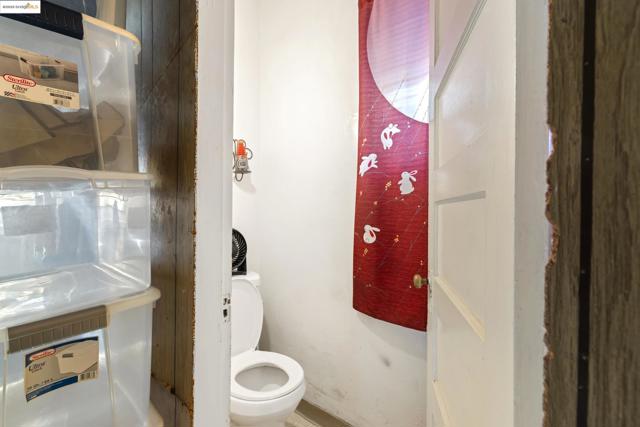 553 34Th St, Oakland CA: https://media.crmls.org/mediaz/3b2497fc-bee6-4a39-bfae-9bb64a26a195.jpg