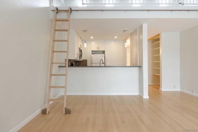 1885 Diamond St, San Diego CA: https://media.crmls.org/mediaz/3b24de65-7d28-48fc-9959-4215a8630db1.jpg