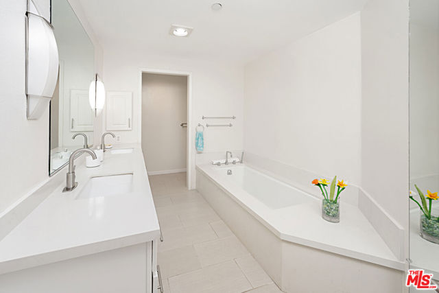 200 N Swall Drive, Beverly Hills CA: https://media.crmls.org/mediaz/3b24e456-12b2-45c7-af0d-ca15210429cb.jpg