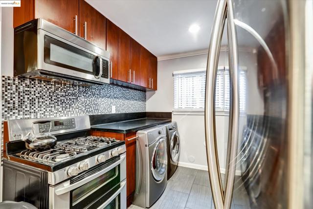 6610 Bancroft Avenue, Oakland CA: https://media.crmls.org/mediaz/3b25737e-4f39-4d63-9813-74c5c9775008.jpg
