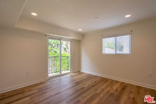 1529 S BEVERLY Drive, Los Angeles CA: https://media.crmls.org/mediaz/3b25f21c-a311-4e7a-8a91-30ba9507fa95.jpg