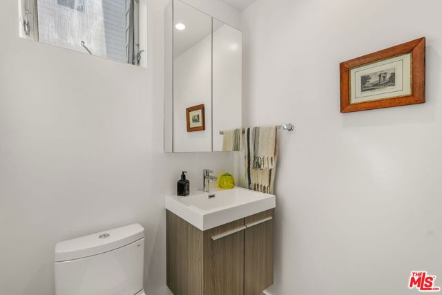 3724 1/2 Vinton Avenue, Los Angeles CA: https://media.crmls.org/mediaz/3b2601d7-697e-498a-a4b8-f403c7705ba7.jpg