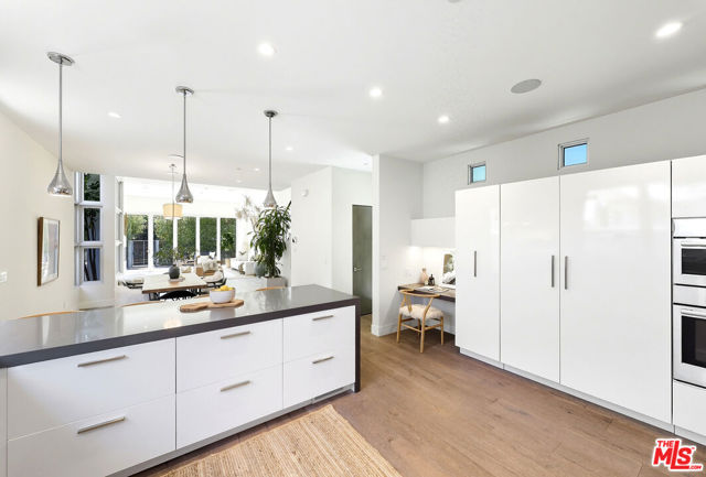 653 Oxford Ave, Venice CA: https://media.crmls.org/mediaz/3b264427-ae0c-4f48-918e-68af974a5dbc.jpg